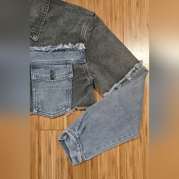 💚 NWT Pretty Little Thing Two-Tone Cropped Denim Jacket - Picture 2 of 8